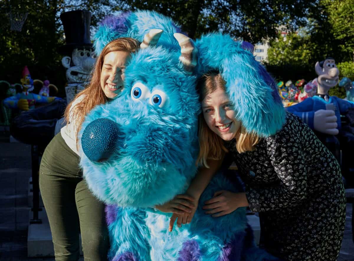 two women with gromit sculpture