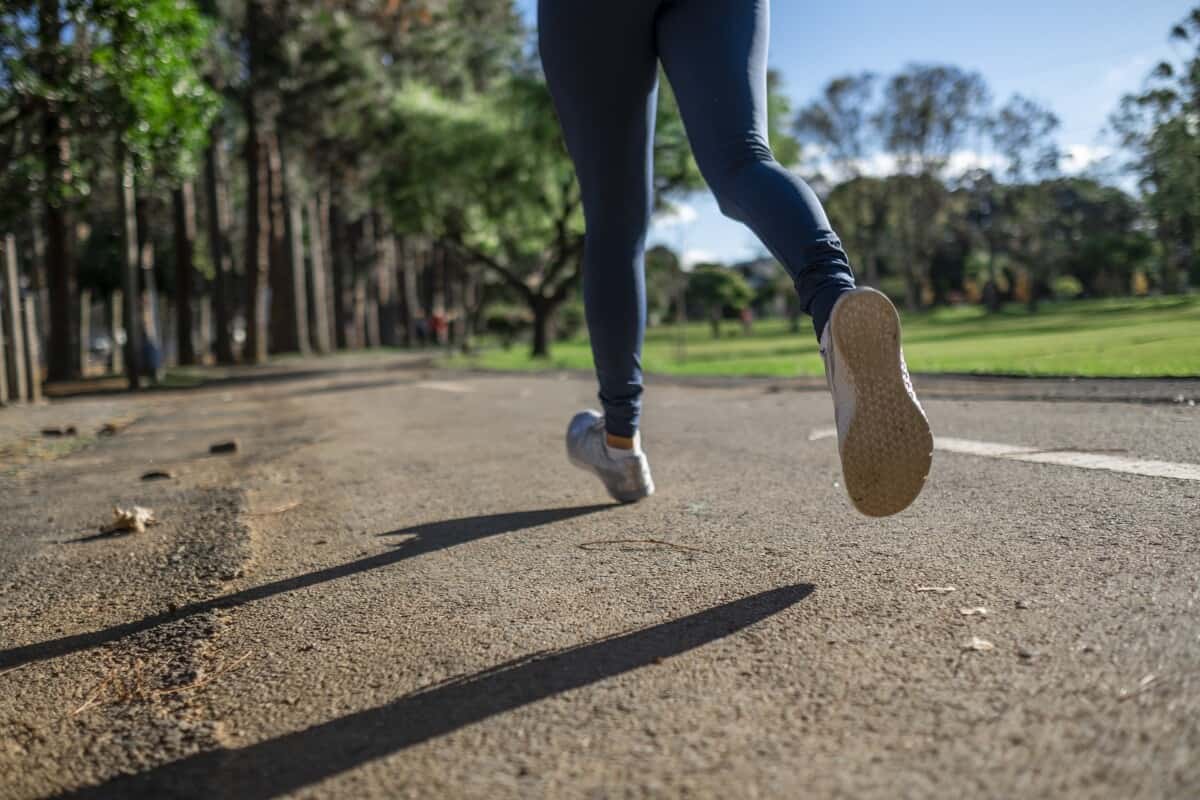 feet taking strides