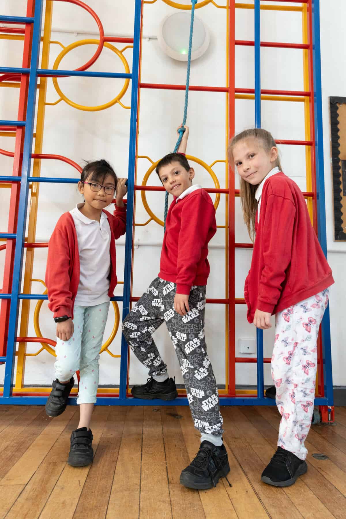 A group of school kids posing for a picture.